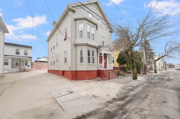 Exterior, Facade, Queen Anne Victorian