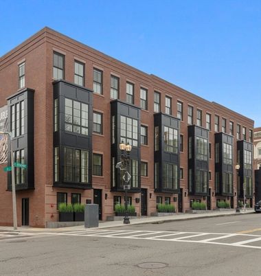 Exterior, Facade, Brick Facade, Chicago School