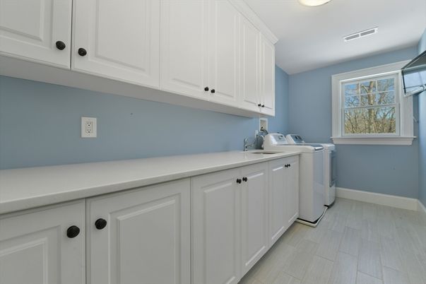 Interior, Recessed Lighting, Washer, Wood Texture Flooring