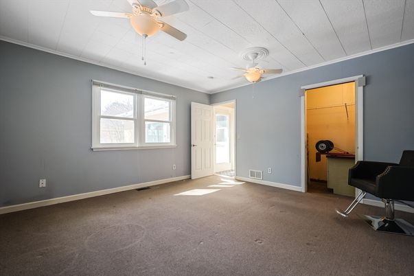 Empty room, Interior