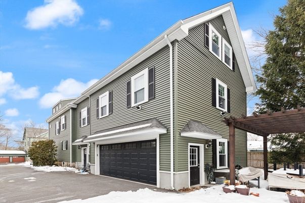 Attached, Exterior, Facade, Rowhouse