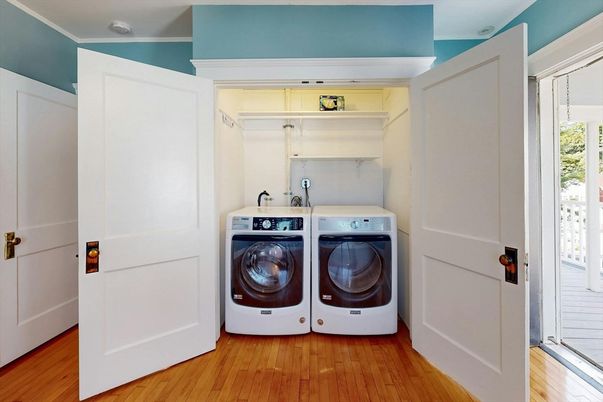 Interior, Utility Closets, Washer, Wood Texture Flooring