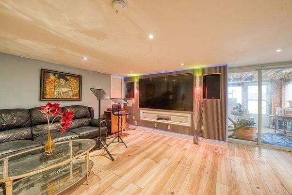 Interior, Living room, Recessed Lighting, Wood Texture Flooring