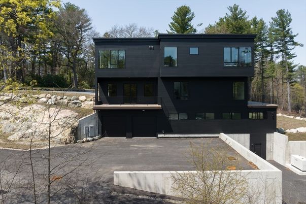 Exterior, Facade, Modern