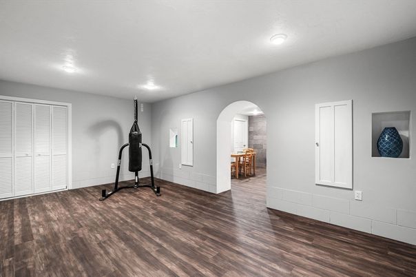 Fitness Equipment, Interior, Recessed Lighting, Wood Texture Flooring