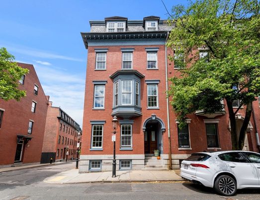 Exterior, Facade, Brick Facade, Georgian