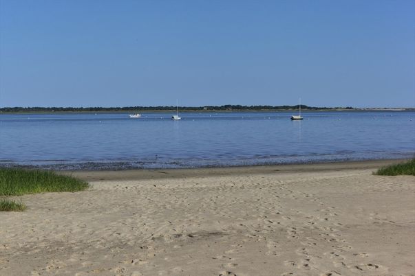 Exterior, Lake