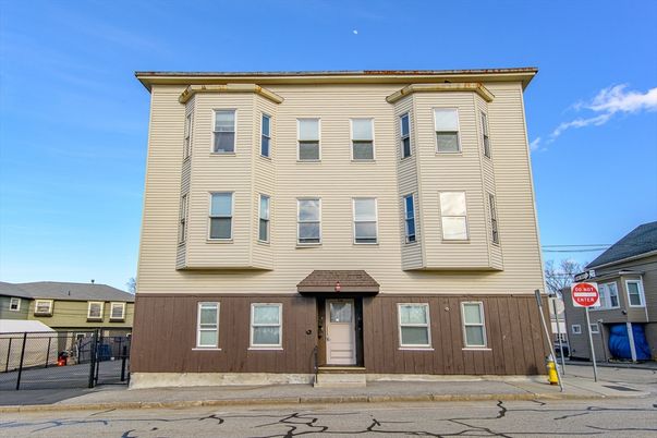 Exterior, Facade, Rowhouse