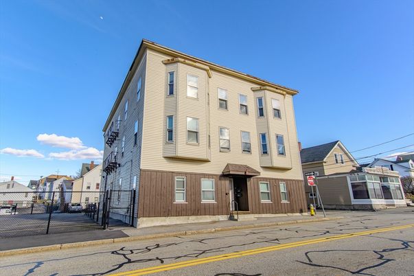 Exterior, Facade, Rowhouse