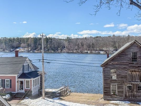 Exterior, Lake