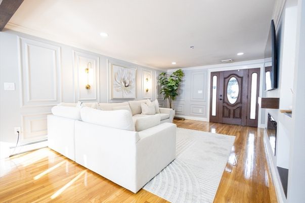 Interior, Living room, Recessed Lighting, Wood Texture Flooring