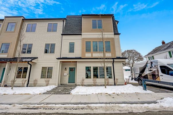 Exterior, Facade, Rowhouse