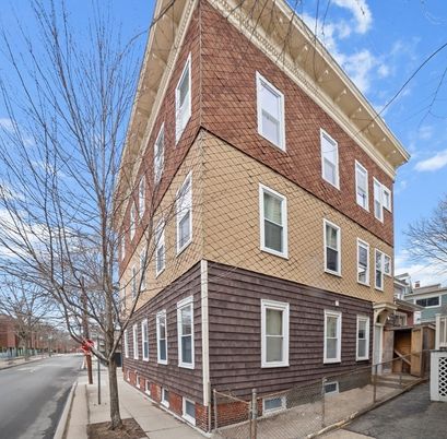 Exterior, Facade, Rowhouse