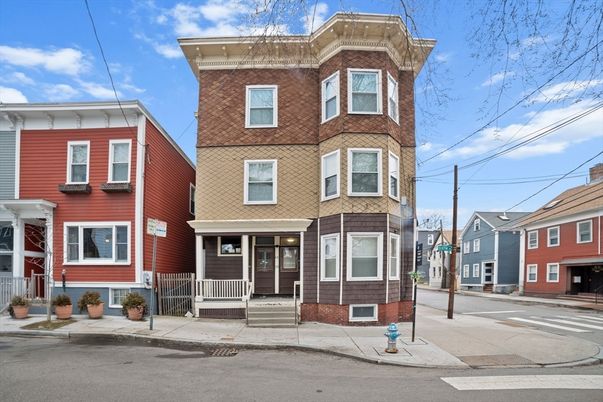 Exterior, Facade, Rowhouse