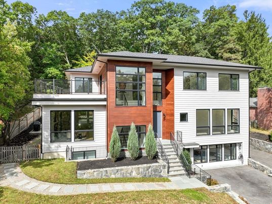 Exterior, Facade, Raised Ranch