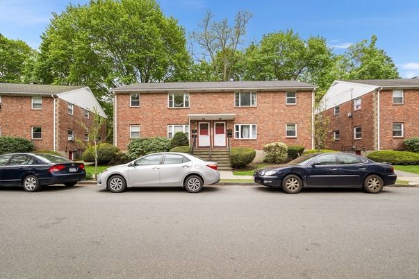 Exterior, Facade, Brick Facade, Georgian