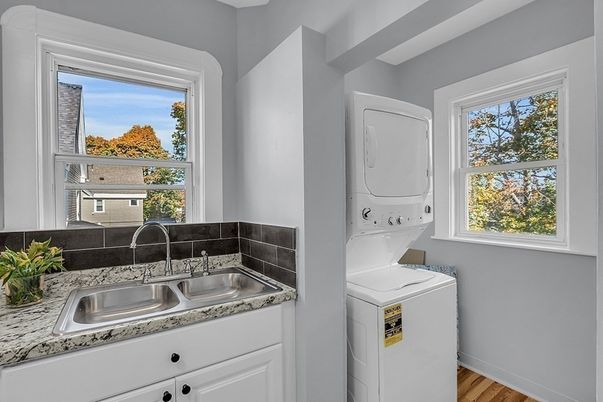 Interior, Washer, Wood Texture Flooring