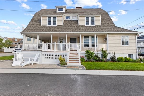 Exterior, Facade, Cape Cod