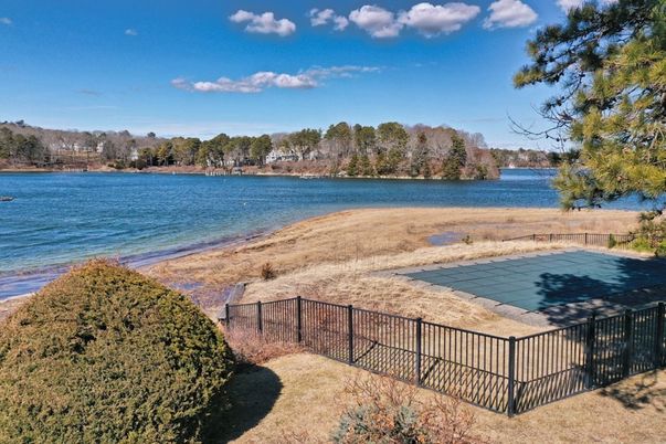 Exterior, Lake