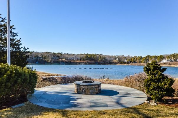 Exterior, Lake