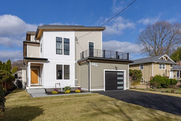 Attached, Exterior, Facade, Farmhouse