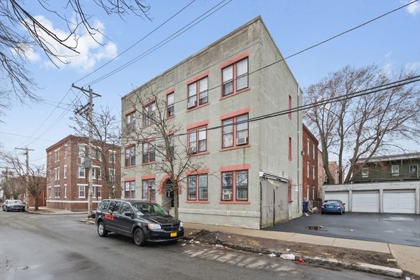 Exterior, Facade, Rowhouse