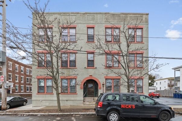 Exterior, Facade, Rowhouse