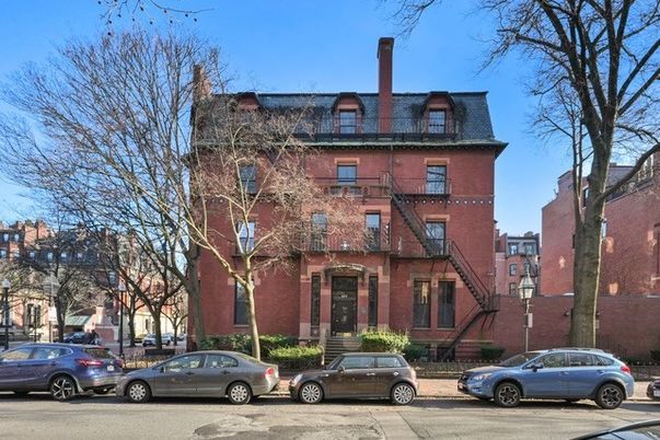 Exterior, Facade, Brick Facade, Rowhouse