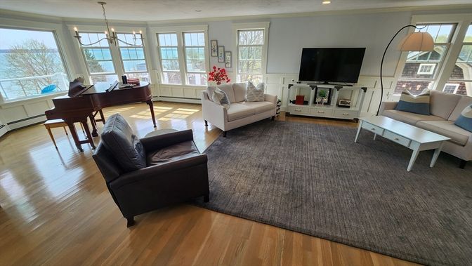 Interior, Living room, Pendant Lights, Piano, Recessed Lighting, Wood Texture Flooring