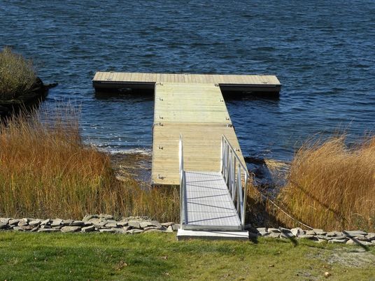 Exterior, Lake