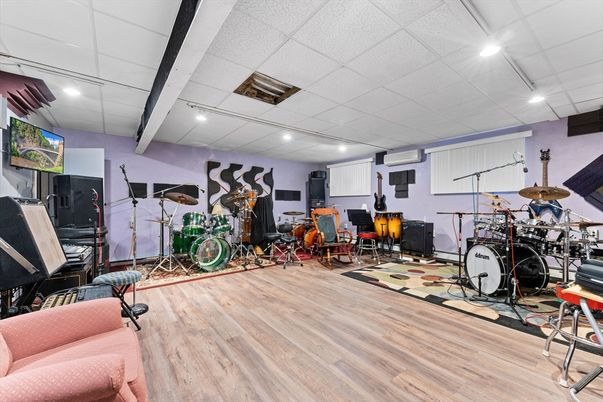 Fitness Equipment, Interior, Recessed Lighting, Wood Texture Flooring