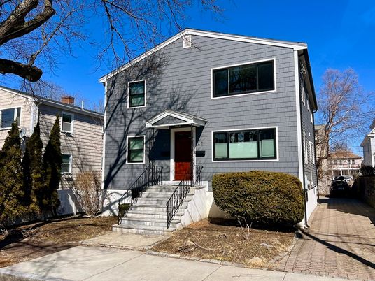 Exterior, Facade, Split Level
