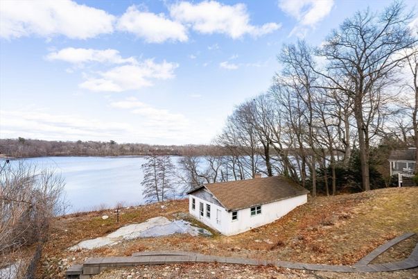 Exterior, Lake