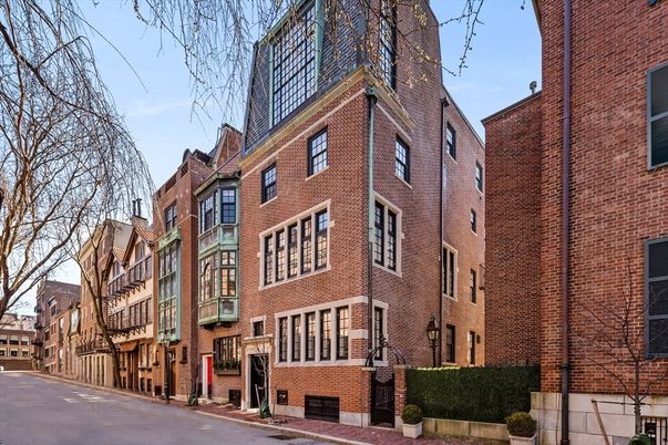 Exterior, Facade, Brick Facade, Rowhouse