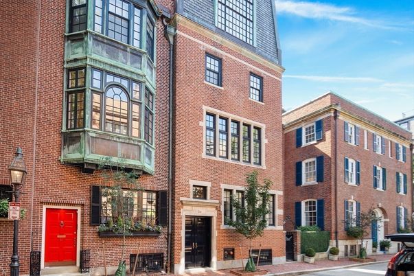 Exterior, Facade, Brick Facade, Rowhouse