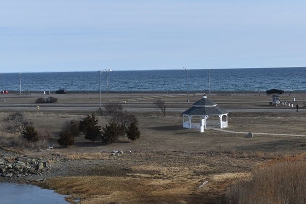 Exterior, Lake