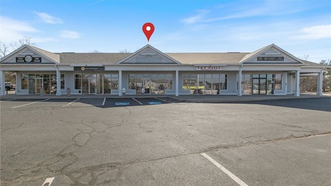 Exterior, Facade, Ranch