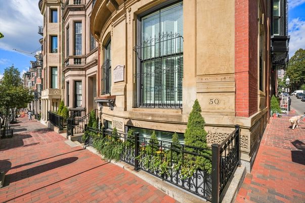 Exterior, Facade, Brownstone