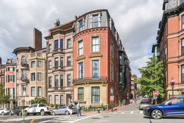 Exterior, Facade, Rowhouse