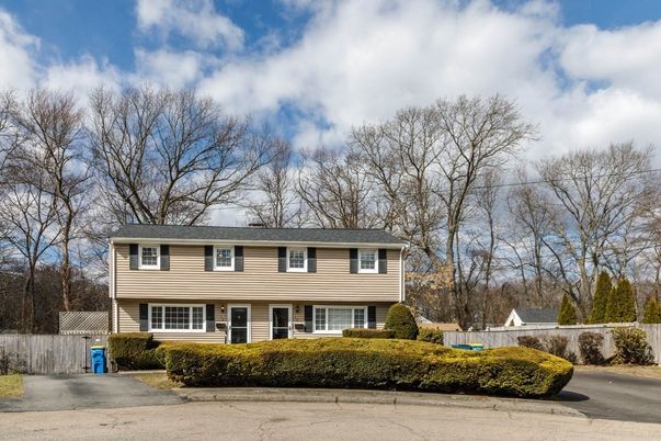 Exterior, Facade, Raised Ranch