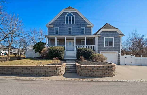 Attached, Exterior, Facade, Queen Anne Victorian