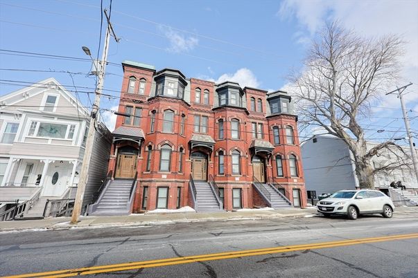 Exterior, Facade, Rowhouse