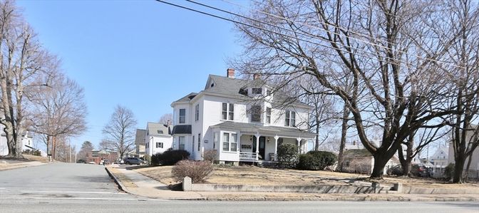 Exterior, Facade, American Foursquare