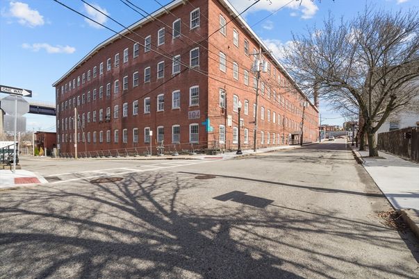 Exterior, Facade, Brick Facade, Chicago School