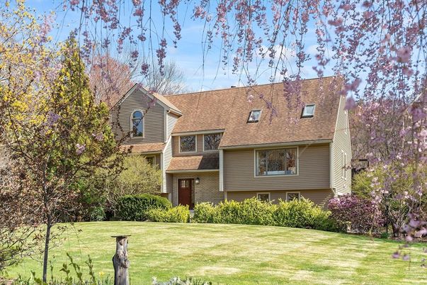 Backyard, Exterior, Facade, Brick Facade, Raised Ranch