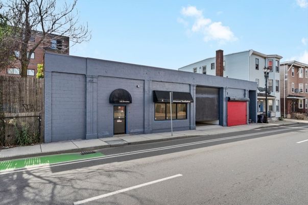 Attached, Exterior, Facade, Modern