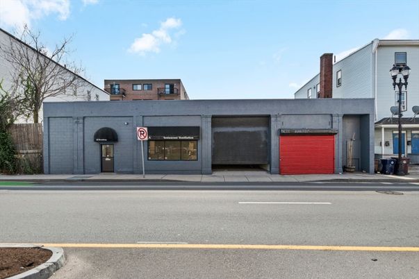 Attached, Exterior, Facade, Modern
