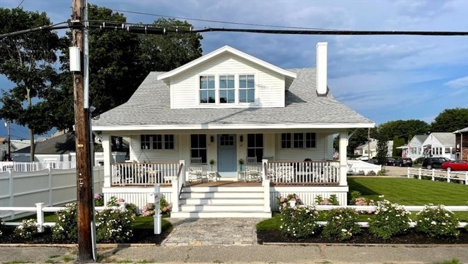 Exterior, Facade, Queen Anne Victorian