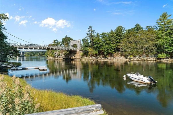 Exterior, Lake