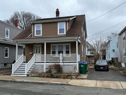 Exterior, Facade, American Foursquare